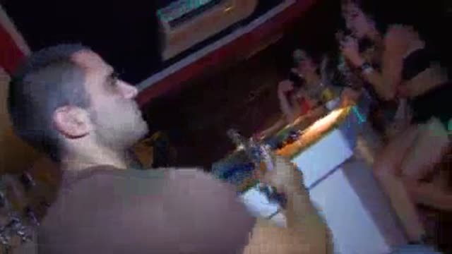 Orgia con due nere dai culi grandi fottute da due tipi cazzuti