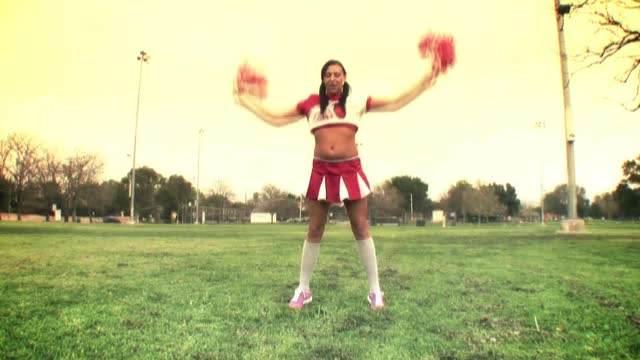 porcellona gode con due cazzoni