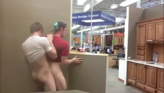 Sesso di gruppo gay sul divano
