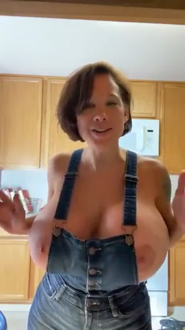 bella cagna con grosse tette sode che succhia il cazzo