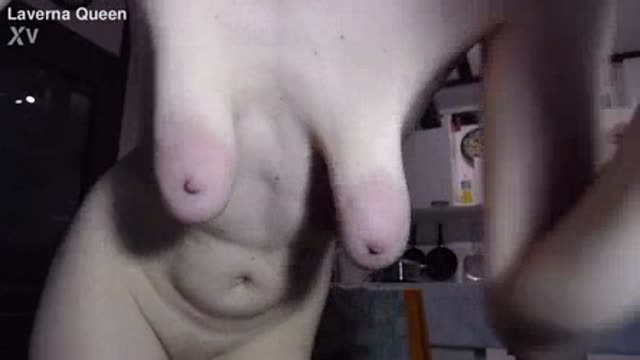 Bionda dalle tette piccole trombata in ufficio sulla scrivania