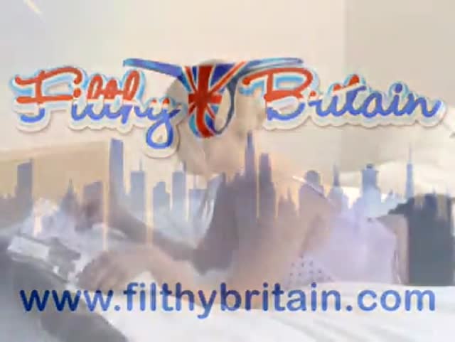 Due belle lesbiche di colore in carne si divertono sul letto