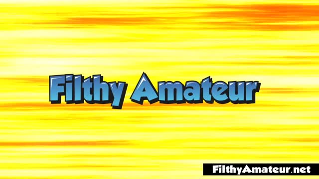 Ditalino amatoriale per una calda moglie italiana